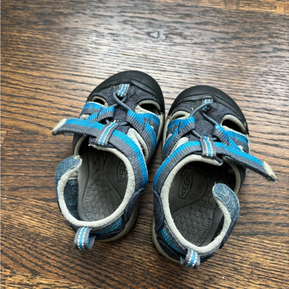 Keen Water/Hiking Shoes in Blue and Gray. Size 5.